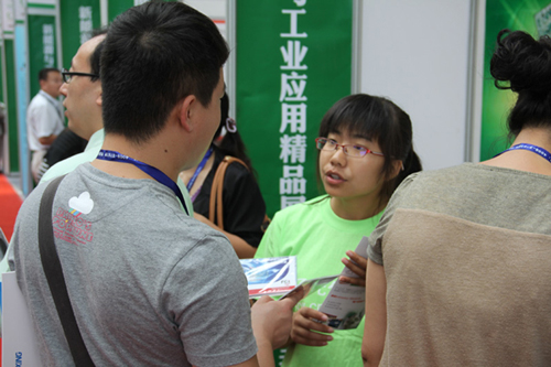 Digi girl向观众派发Expo Pack