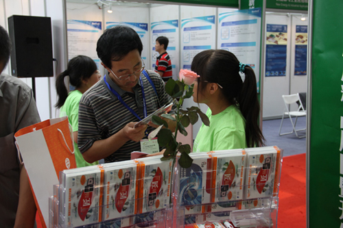 EP工作人员向观众介绍Expo Pack