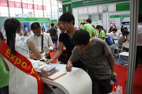 EP工作人员指导观众填写EP查询表