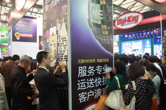 图2 桌前均是排队人群，观众靠墙填写Digi-Key小卡片