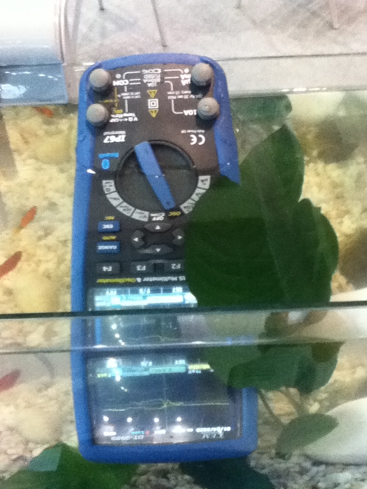 图2：浸泡在水中的DT-99S/9989彩屏数字示波万用表