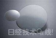 GaN晶圆。左为2英寸产品，右为4英寸产品