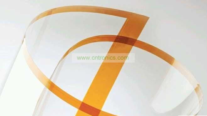 将Willow Glass卷成圆筒状。