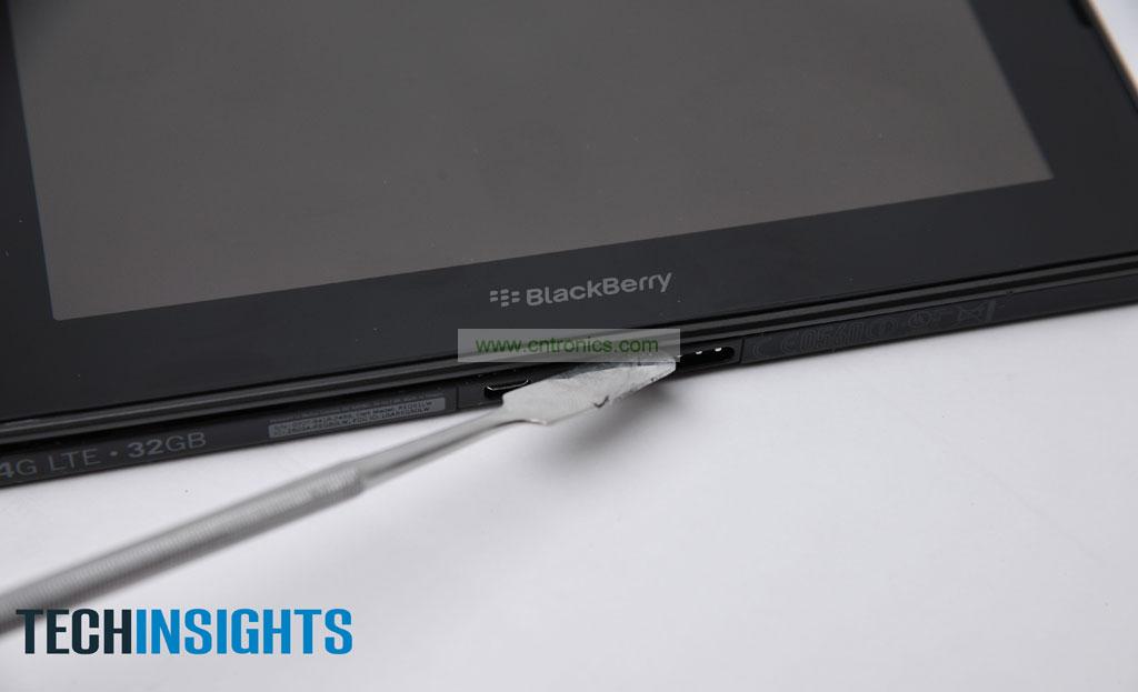 沿着外壳的背部拆解