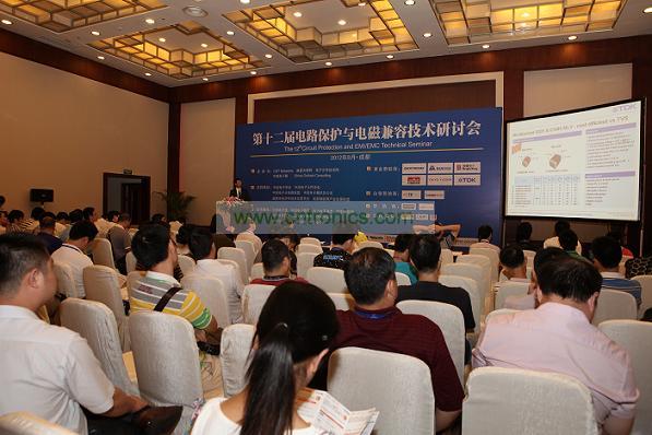 图
第十二届电路?；び氲绱偶嫒菁际跹刑只嵯殖∽扌橄? /><br />
&nbsp;&nbsp;&nbsp;&nbsp;&nbsp;&nbsp;&nbsp;&nbsp;&nbsp; 图1 第十二届电路保护与电磁兼容技术研讨会现场座无虚席<br />
<br />
本次研讨会无论是从工业、通讯等针对性电路防护上，还是从电路?；ぜ癊MC设计通用方案或是雷击防护上面都提出了2012年最新的解决方案，引发西部工程师大量关注。研讨会全程详情，请点击：<a href=