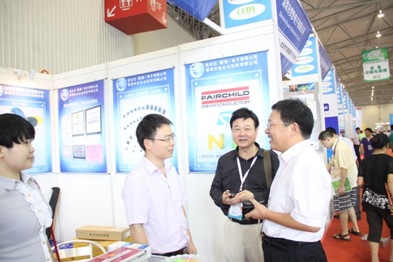 中国电子展主办方董事长陈雯海和CNT Networks CEO刘杰亲临佳仕达展位 向佳仕达营销总监陈霸了解参展情况