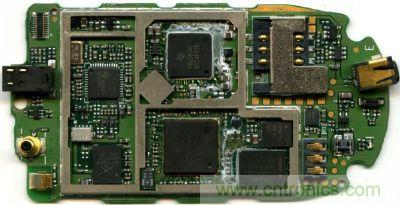 在射频、核心处理器、高速存储器等高频元件区块，可使用金属屏蔽方式改善产品EMI影响问题