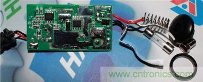 使用2A保险丝的正规车载充电器