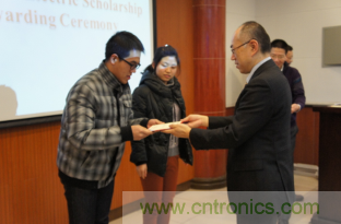 图1:长岛好克先生为获奖同学颁奖