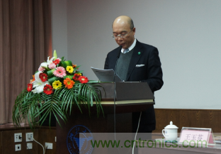 图2:谷口丰聪先生对获奖同学表示祝贺