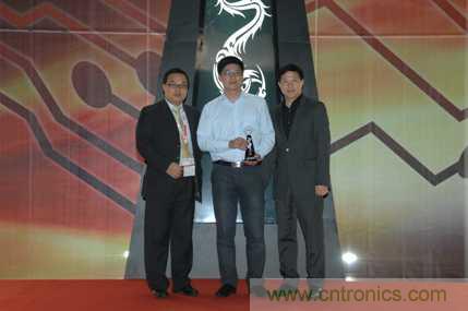 TE电路?；げ咳倩裰泄缱映删徒? /><br />
TE电路保护部荣获中国电子成就奖</div>
<br />
2Pro AC器件是一款创新的混合器件，为设计人员提供了一种?；っ舾邢掠蔚缱硬返募墒娇勺曰指捶椒ǎ乐褂捎诠缌骱凸缪故录鸬乃鸹?。该器件在单一封装内集成了聚合物正温度系数(polymeric positive temperature coefficient, PPTC)器件和金属氧化物压敏电阻(metal-oxide varistor, MOV)，增强了两者间的热传导，通过控制压敏电阻表面温度低于150&deg;C来提供运行稳定性。与传统的分立器件方法相比，2Pro AC器件提供了更高的可靠性、空间节省、更少的元件数目以及更快、更简单的设计过程。<br />
<br />
2Pro AC器件能够帮助制造商满足IEC61000-4-5和IEC60950等行业要求，并且有助于简化UL60950测试和符合性，该器件还符合RoHS指令和无卤素要求。<br />
<br />
TE电路?；げ扛呒恫肪砉狼灞硎荆?ldquo;年度电子成就奖(ACE Awards)在业界受到高度重视，我们为2Pro AC器件获得该奖项而感到自豪。TE电路?；げ空攵缘凸β视τ貌捎米钚碌牡缏繁；し椒ǎ訪ED照明应用为例，能够有效保护以及避免功率浪涌和尖峰是绝对必要的。2Pro AC器件易于安装，可靠性更高，并节省电路板空间，因此成为客户迫切需要的突破性器件。&rdquo;<br />
<br /><div><a  target=