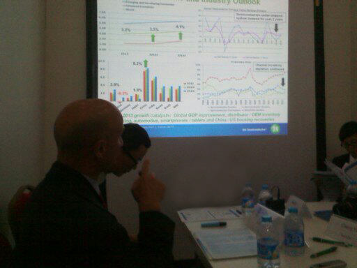 图：David Somo介绍2013年半导体电子市场商机和安森美对策
