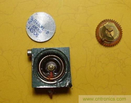 打开可调电阻上面的铝盖,取出动臂