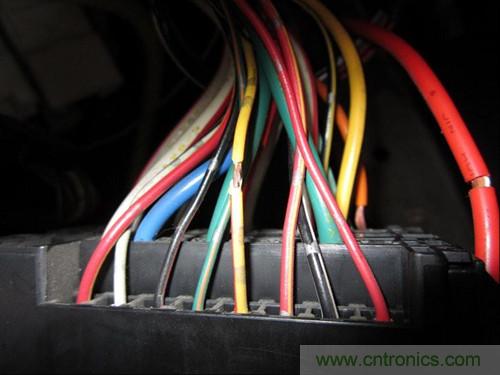 控制线25线--黄底红条，电容器输出线为最大的蓝色线，接蓄电池正极的线为白底红条粗线