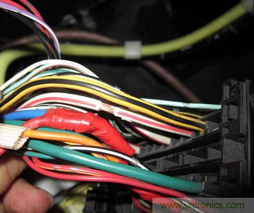 控制线25线--黄底红条，电容器输出线为最大的蓝色线，接蓄电池正极的线为白底红条粗线