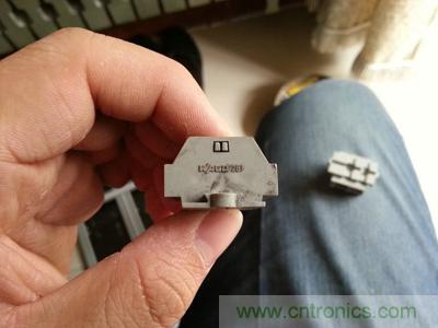 手工打造太阳能充电照明系统：点亮LED给手机充电