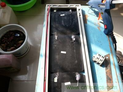 手工打造太阳能充电照明系统：点亮LED给手机充电