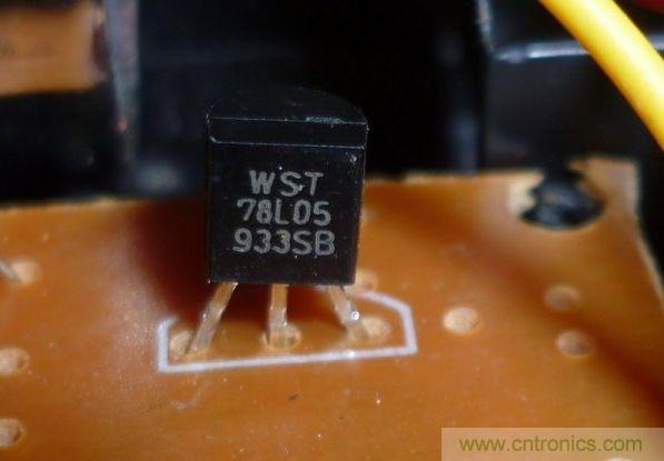 空荡荡的小板上就一个7805