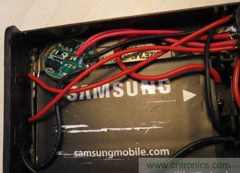 电池盒，安装上锂电池，用于外部强光LED供电