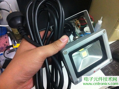 【拆解】9.9包邮10W LED射灯电源拆解改造篇