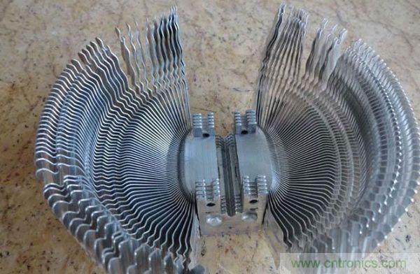 变废为宝！风扇散热器变身山寨LED灯