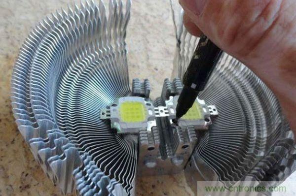 变废为宝！风扇散热器变身山寨LED灯