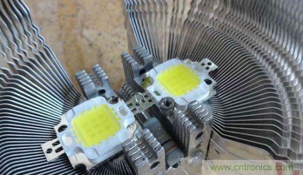 变废为宝！风扇散热器变身山寨LED灯