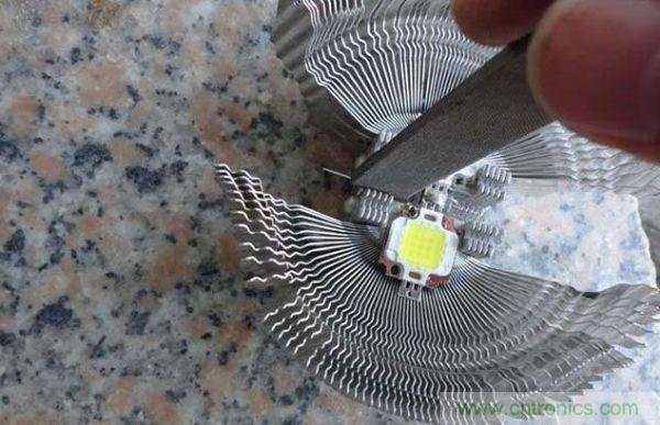 变废为宝！风扇散热器变身山寨LED灯