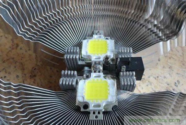 变废为宝！风扇散热器变身山寨LED灯