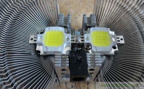 变废为宝！风扇散热器变身山寨LED灯