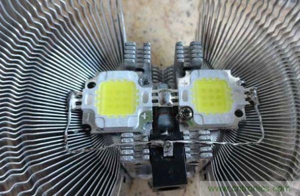 变废为宝！风扇散热器变身山寨LED灯