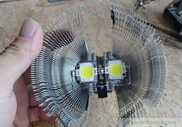 变废为宝！风扇散热器变身山寨LED灯