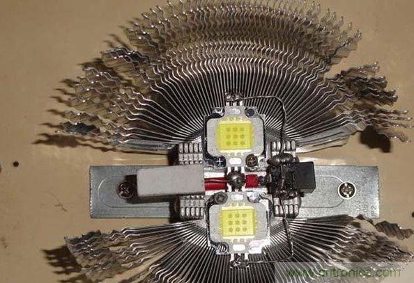 变废为宝！风扇散热器变身山寨LED灯