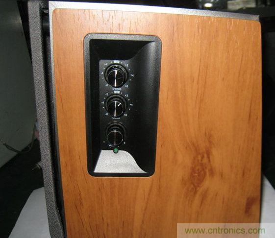 声音调节在侧面