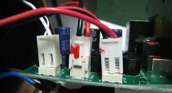 左边是连接高音，中间是电源，右边是低音连接