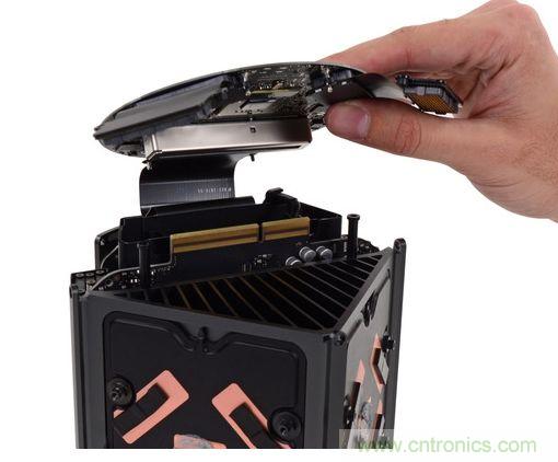 两张显卡都与底部的圆形逻辑板连接