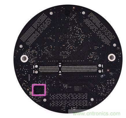 后面的粉色芯片与2013年MacBook Air中的芯片一样