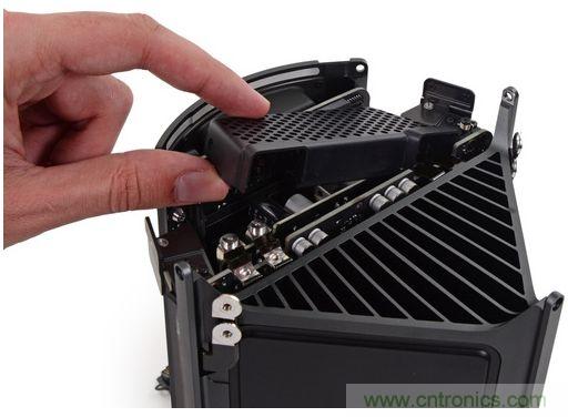 们可以发现苹果将电源藏在I/O板和主板之间