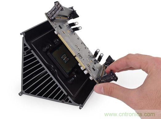 将主板摘下，处理器最后拆下