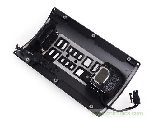 Mac Pro的后壳上还有三颗无法辨别的芯片