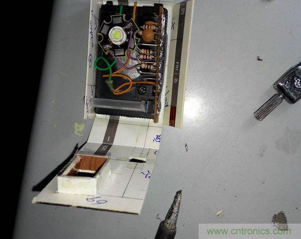 把电池和外壳粘起来