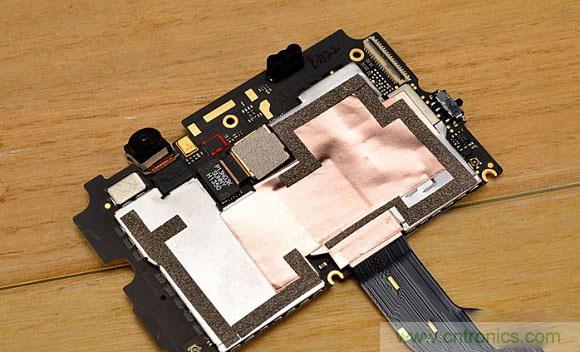 拆解下来的酷派S6主板背面图解