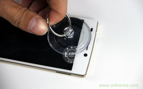 用吸盘吸起屏幕总成