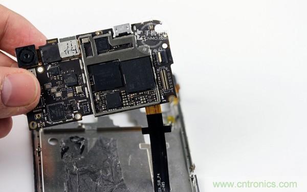 主板下仍有排线连接