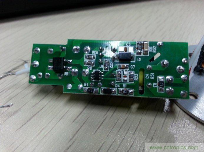 电源?？? /></div>
&nbsp;<br />
[page]在初步了解了灯的整体构造以后，我们来了解一下各个?？榈墓δ埽?br />
<div style=