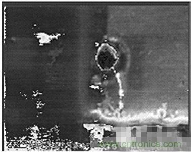 受ESD影响，氧化物冲进一个小孔