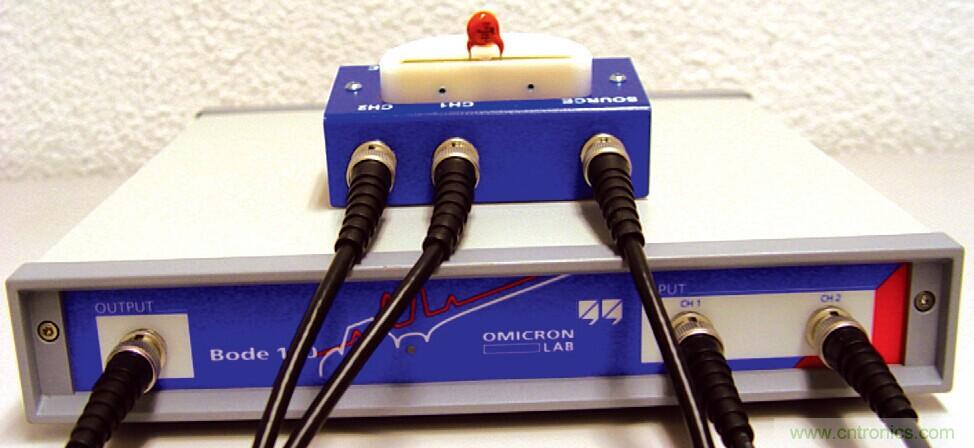 图4 带外部适配器的矢量网络分析仪(VNA)