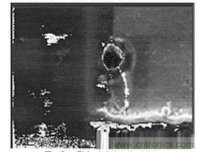 受ESD影响，氧化物冲进一个小孔