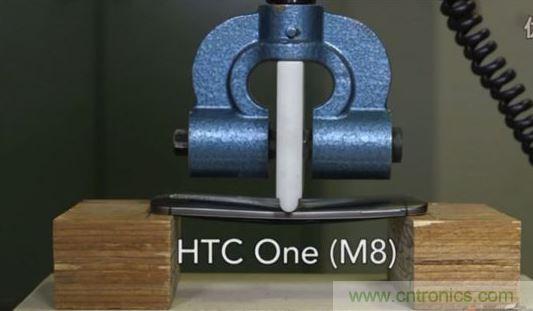 变弯的iPhone 6吓坏了不少小朋友