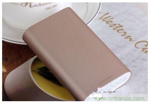 金属壳更耐燃，价格偏贵